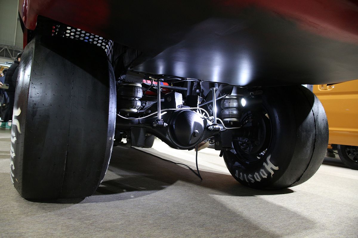 極太タイヤをフェンダー内に収めるため、アクスル・デフのナロー加工も行なっている