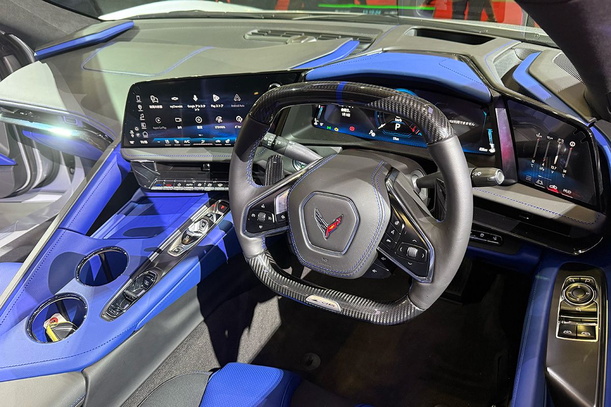 メイン・センターディスプレイに加えて、サブディスプレイを追加した３画面スタイルに