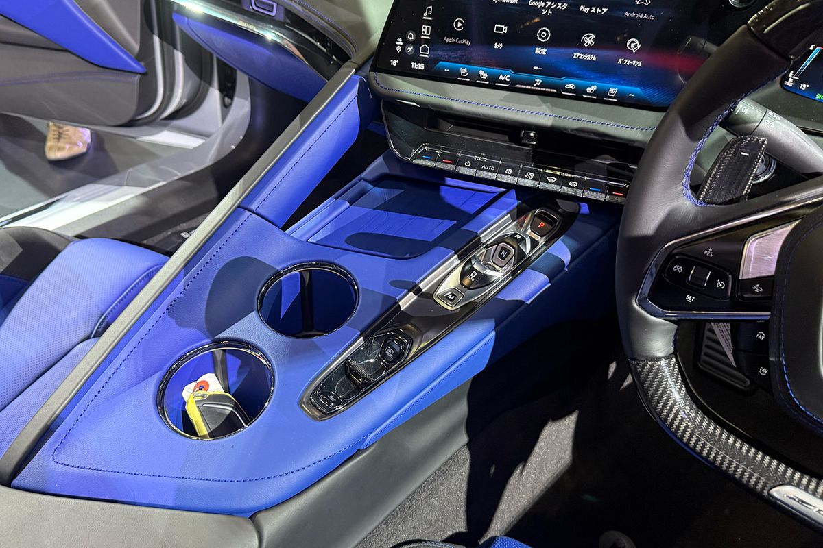 超縦長のエアコンスイッチは廃止、センターディスプレイ下に集約された