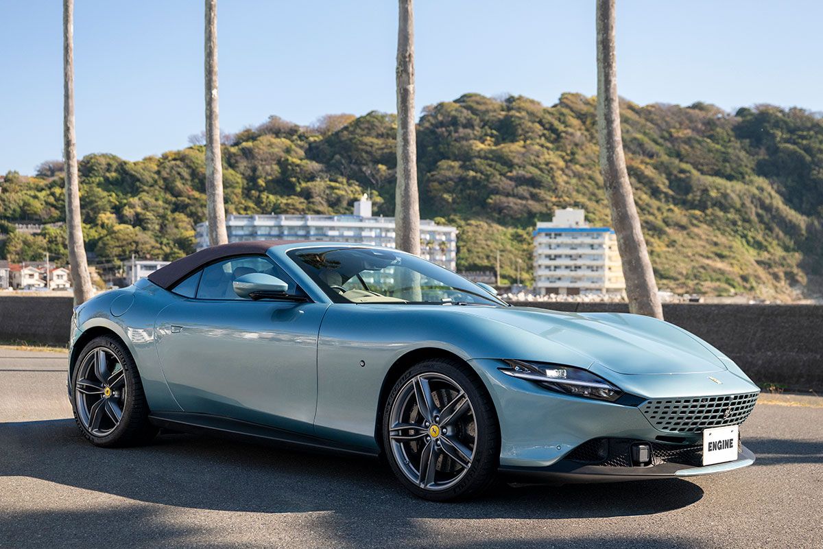 トレヴィの泉をイメージしたチェレステ・トレヴィのボディに、モンブラン・カラーの幌と内装をコーディネートした大坪さんのローマ・スパイダー。「星を見に行こう」と、ふと思い立って走りに行くことも多いというが、とても綺麗かつ丁寧に乗られており、RomaへのAmor(愛)が感じられる。