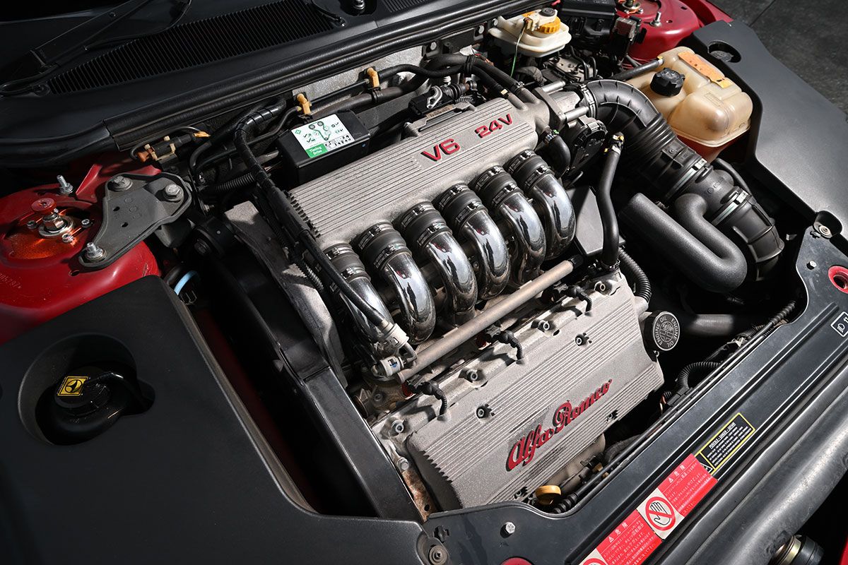 アルファ・ロメオのV6エンジンは1970年代前半、ジュゼッペ・ブッソにより開発され、改良を加えられながら長きにわたって生産された。すべてがアルファ・ロメオのオリジナルとなる、アルファ・ロメオ最後のエンジンとなる。