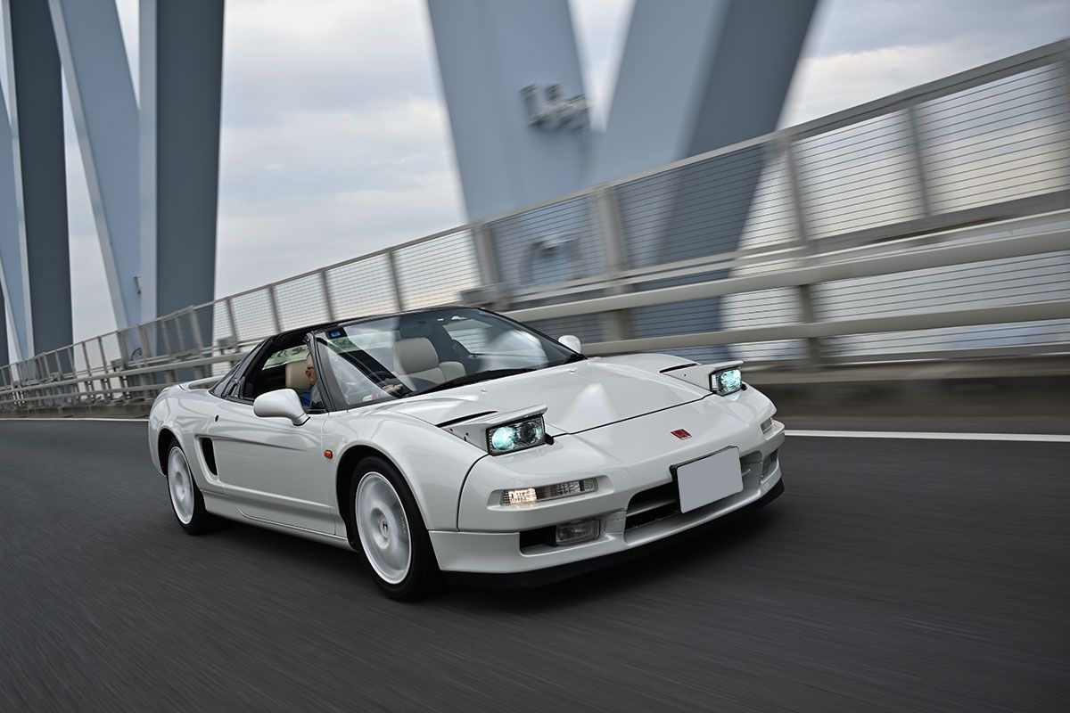 1990年、センセーショナルなデビューをしたホンダNSX。福井さんがディーラーを訪ねたら3年待ちと言われたそうだ。屋根を外すことができるタイプTは1995年のマイナーチェンジで追加された。走行シーンはいま見てもカッコイイ。