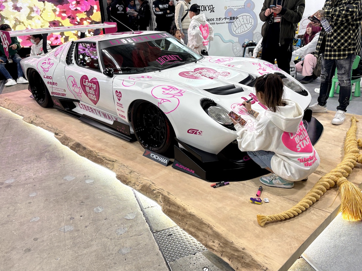 リバティーウォークが「日産GT-R」をルーフカット!?【東京オートサロン