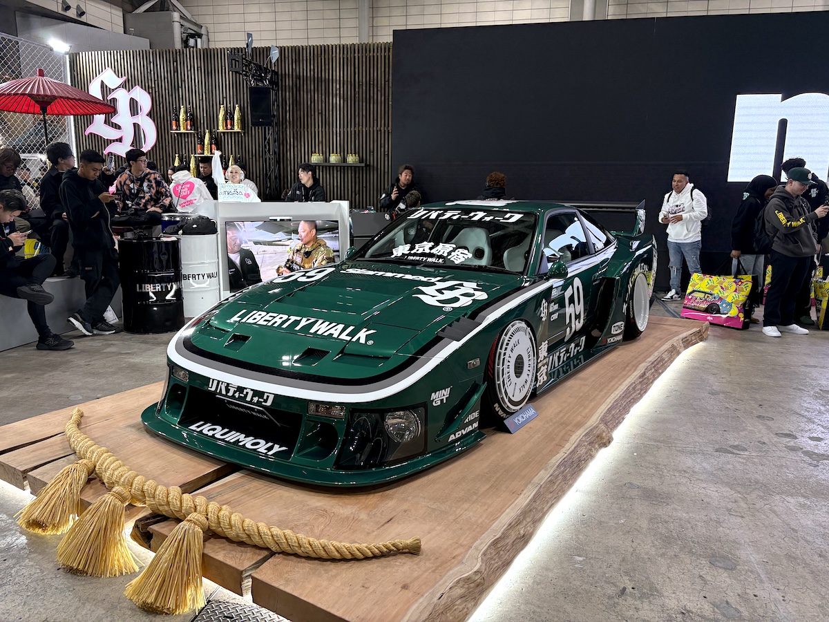 リバティーウォークが「日産GT-R」をルーフカット!?【東京オートサロン