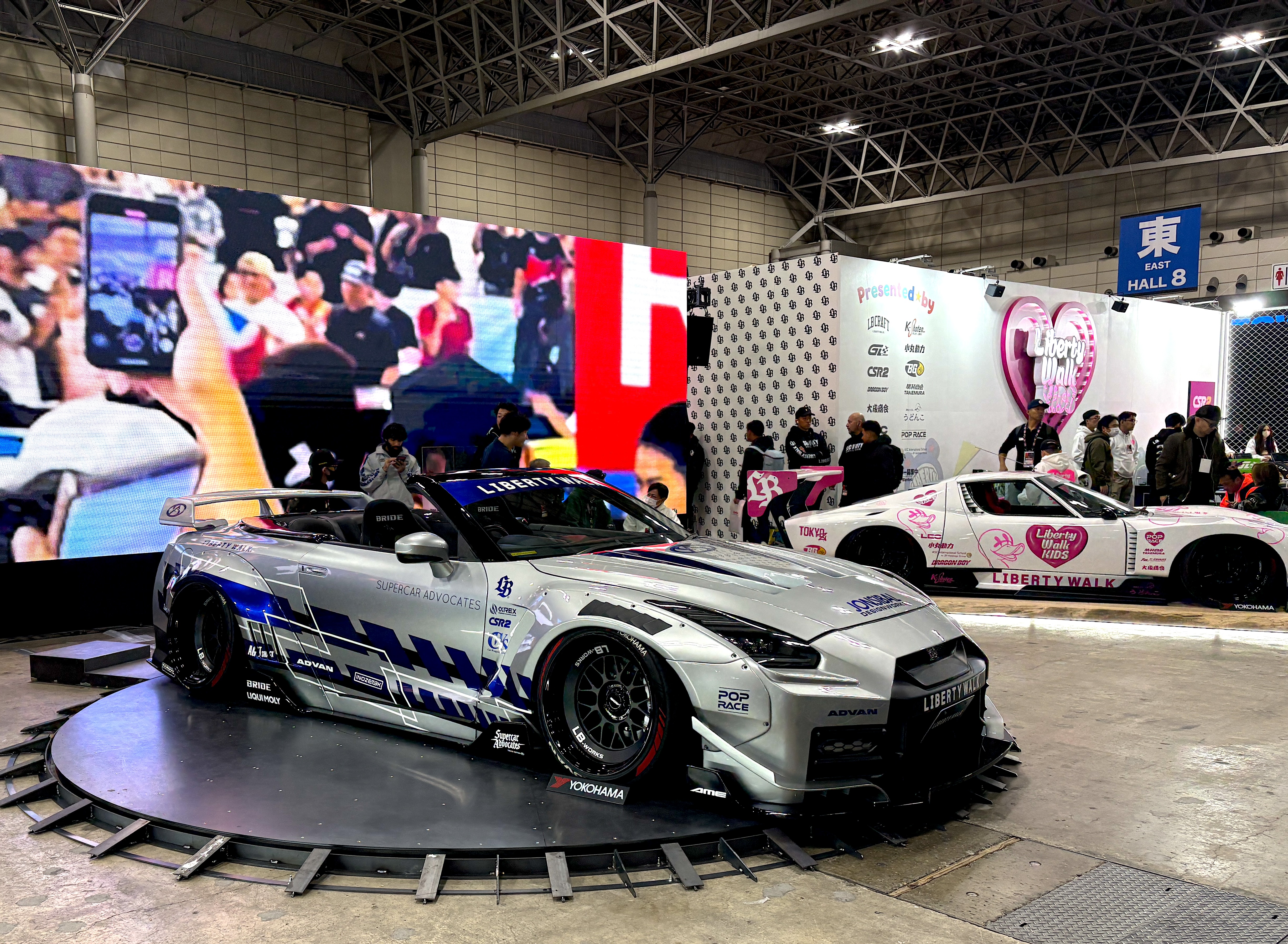 リバティーウォークが「日産GT-R」をルーフカット!?【東京オートサロン