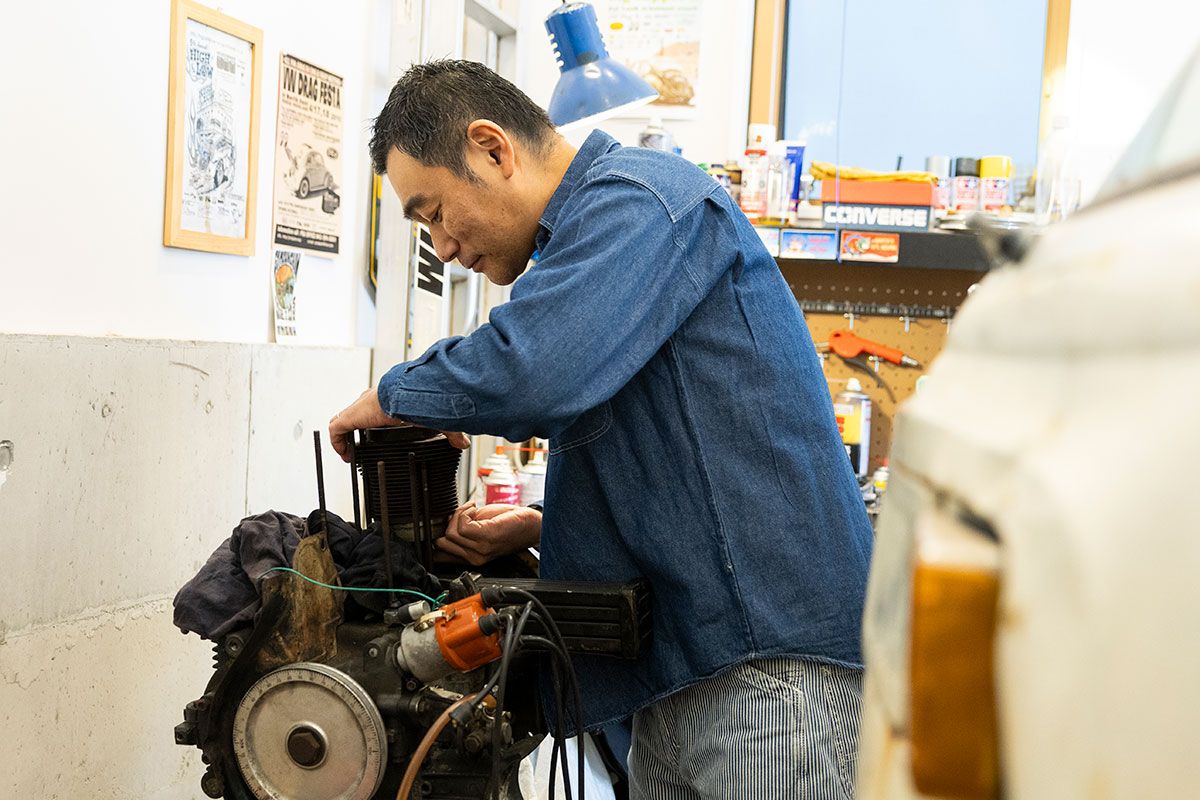ガレージ奥では渡邉さん自身がエンジンをオーバーホール中。