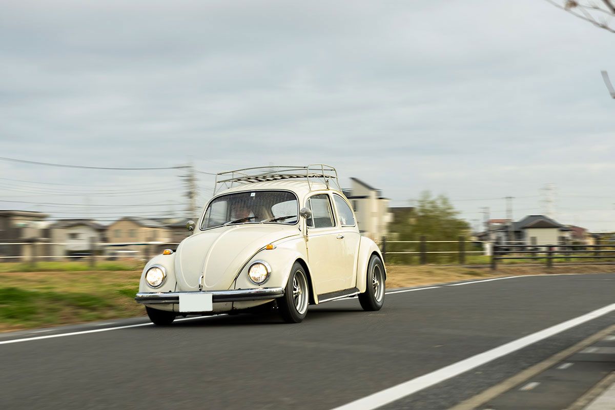 渡邉さんが20代の前半に手に入れ、長年乗り続けているVWビートル・タイプI。フラット4の古いルーフキャリアやいかにもキャルルックらしい前下がりの車高など、オーナー自身がひと通りのモディファイを施している。