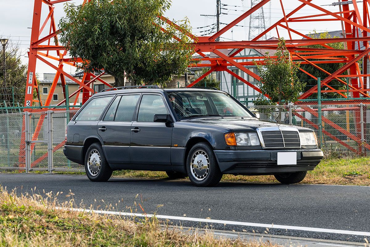 あくまで実用車として使い込んでいる雰囲気が逞しいメルセデス・ベンツ220TE。