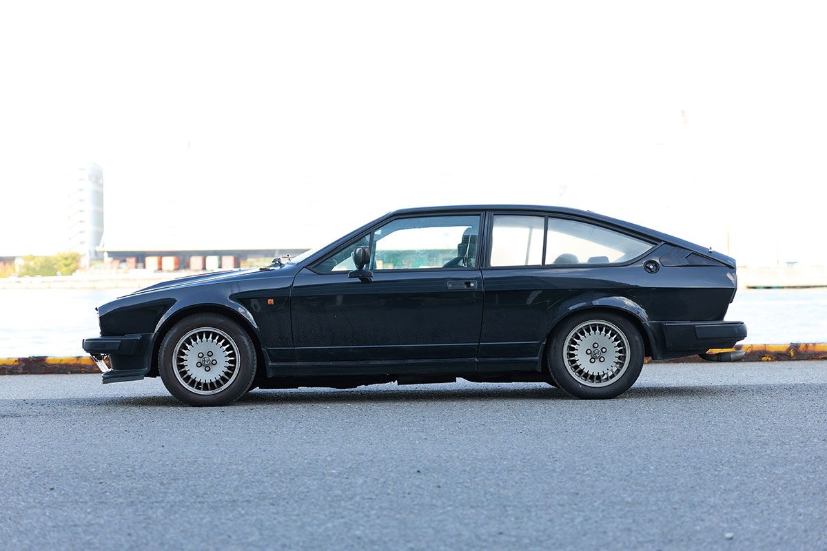 一見ノーマル然とした見た目とは裏腹に、チューンされたV6。