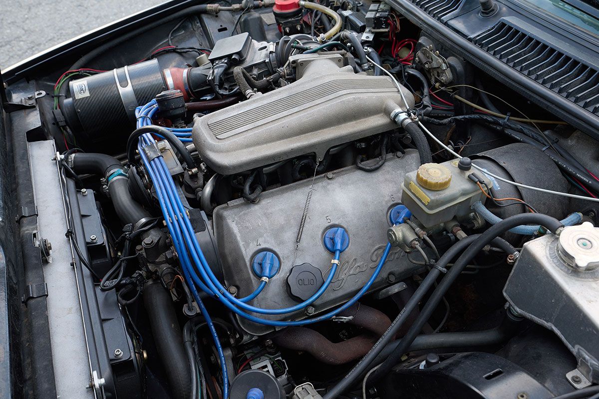 OS製ツインプレートクラッチ、75とGTV6のギアを組み合わせて2～3速をクロスさせたトランスミッションを搭載。75用の純正を移植し効きを強くしたLSDなどを装備する。