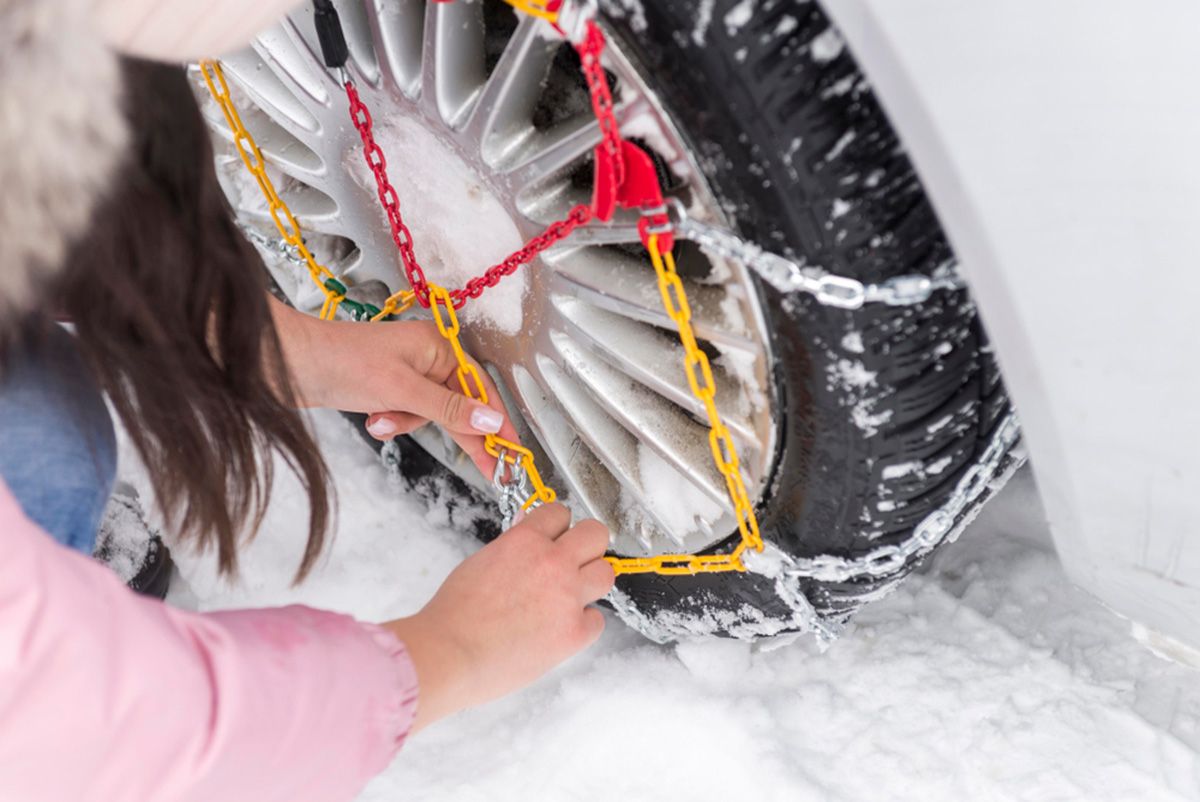 タイヤチェーンは駆動輪に装着する。チェーンの脱着方法も合わせて確認しておくことが重要だ。