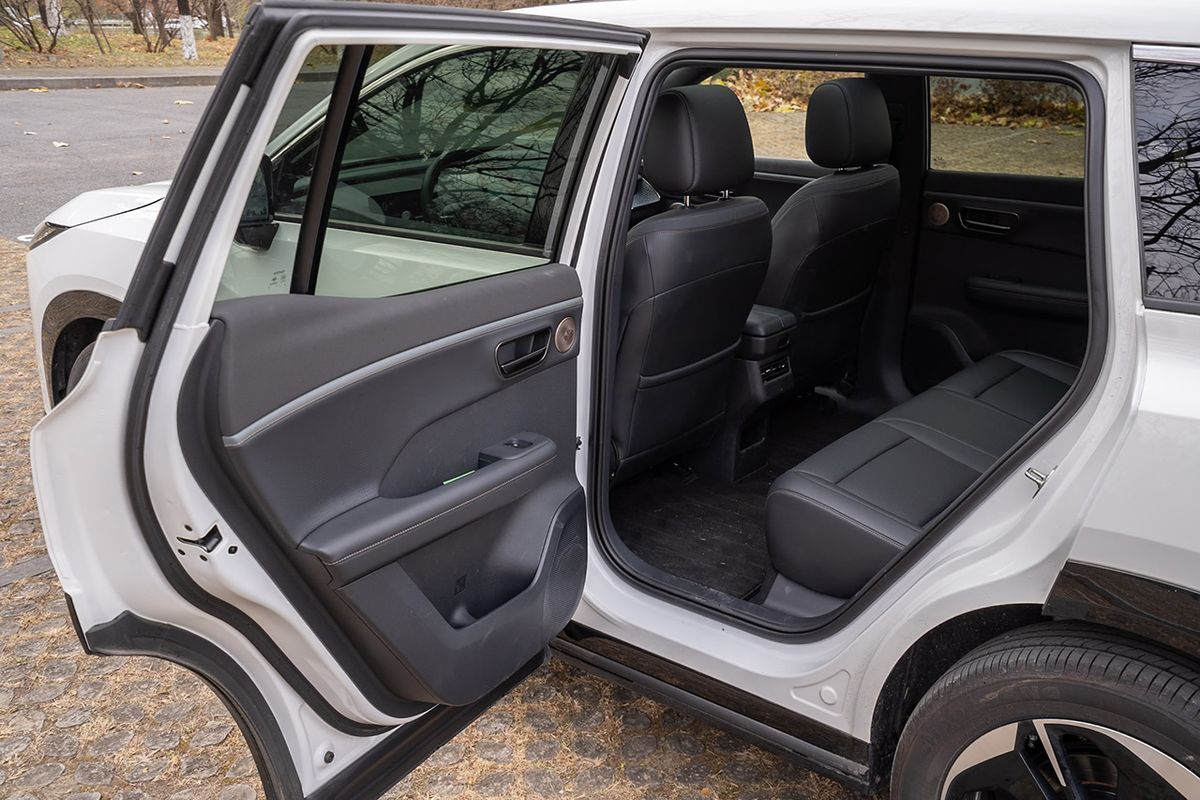 リアのドア開口部は広く、乗り降りもしやすい。