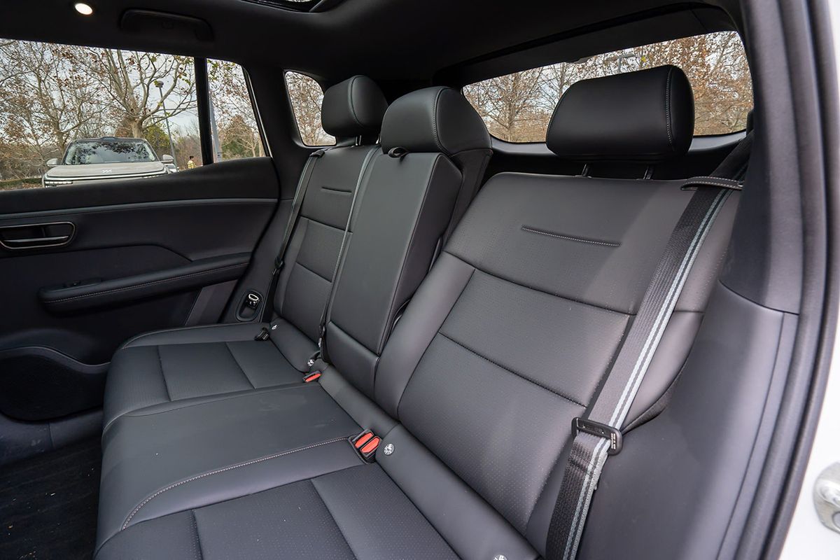 リクライニング可能なリアシート。