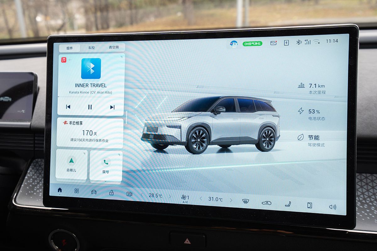 モノトーンで簡素なUIの14.6インチセンターディスプレイ。