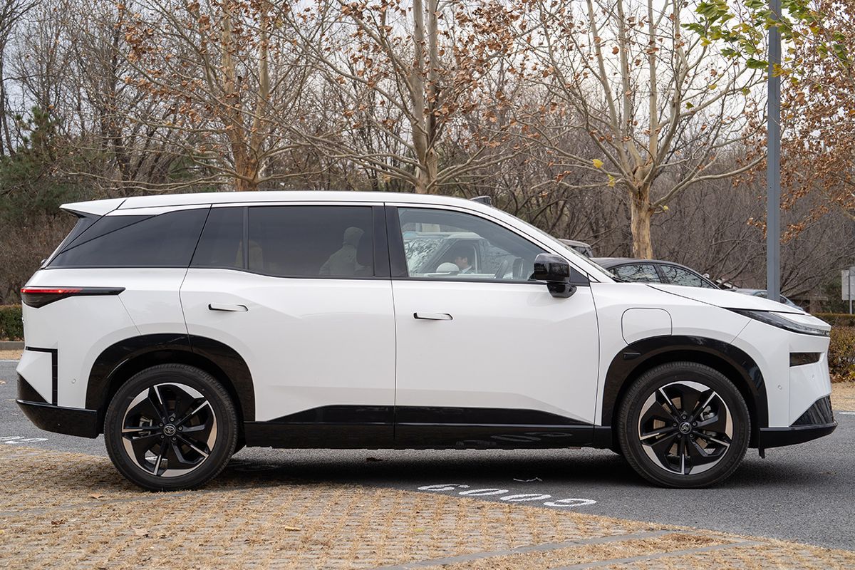 長めなホイールベースで伸びやかなサイドビューを実現。