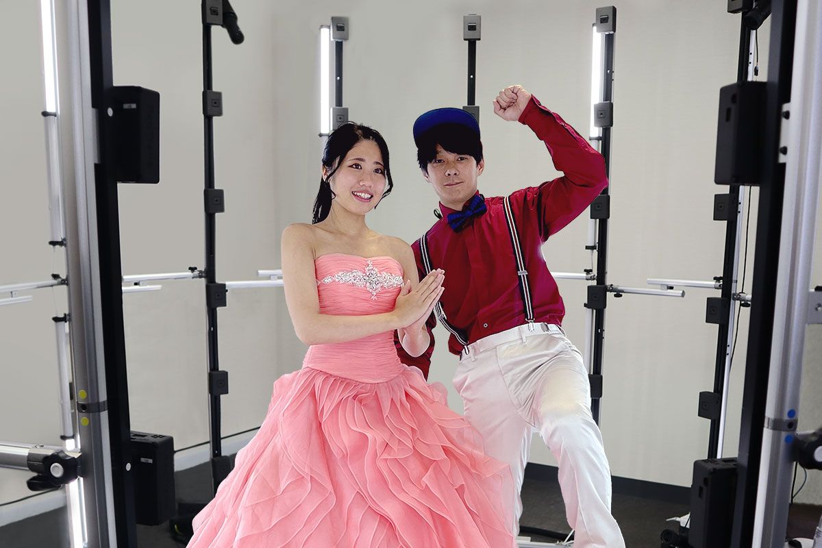 カメラがついたポールが360度囲むような円形スペースで撮影する。