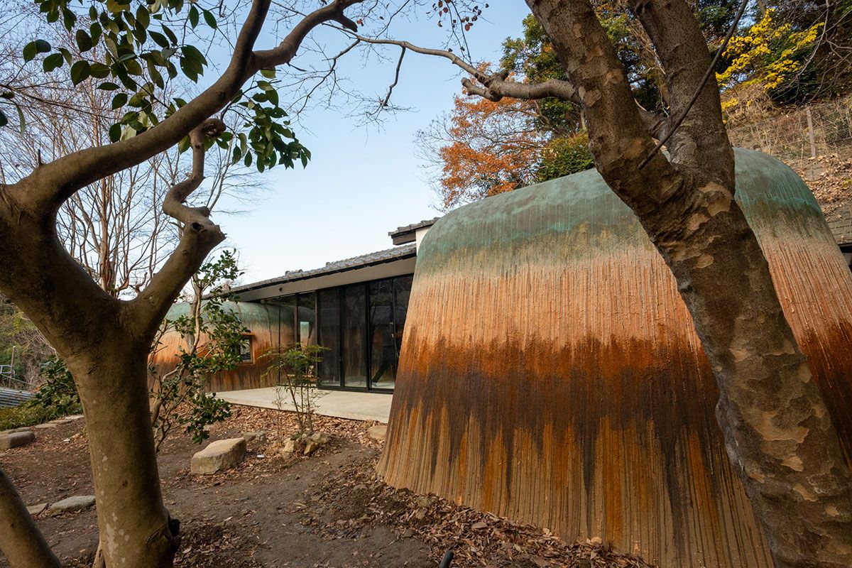 この家の最大の特徴である、大きな陶器のような表情をしたドーム状の「かまくら」。下部は大地を、上部は空を表した色合い。内部は部屋になっている。