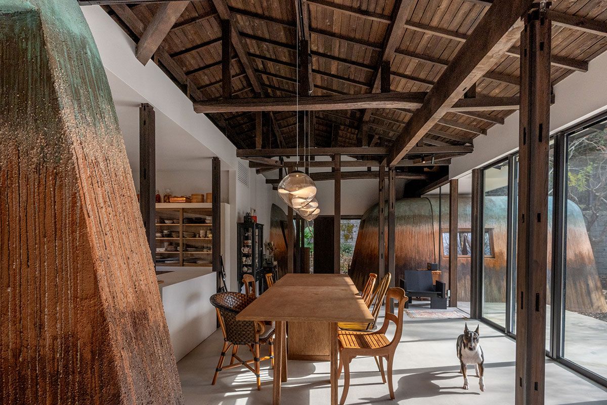 母屋の内部はホールのような大空間に、４つのかまくらが接している。古家の柱が残り、見上げると梁も見える。