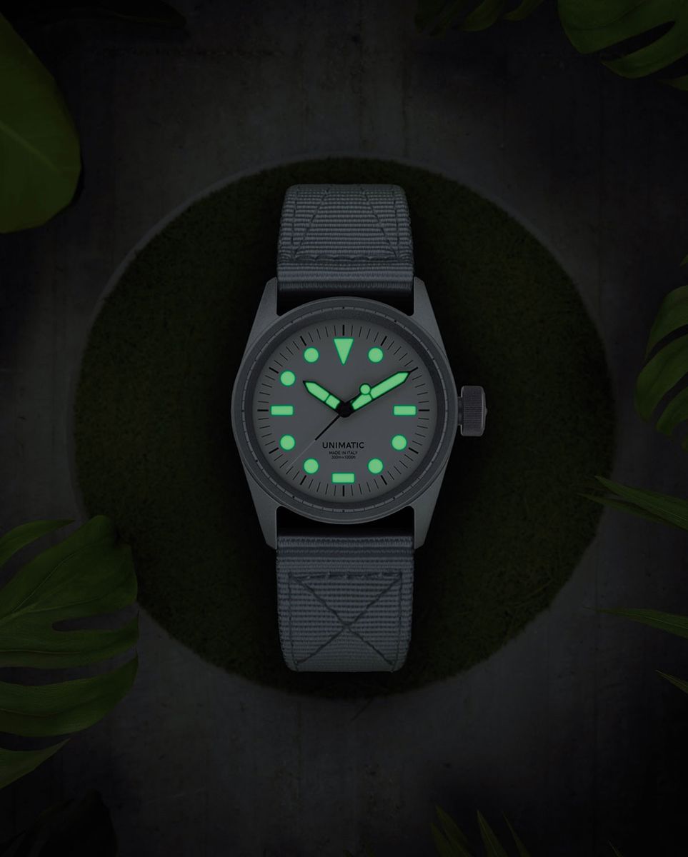 ダイアルの針とインデックスに、発光力の強い蓄光塗料のスーパールミノバを採用。海中や暗闇で高い視認性が得られる。