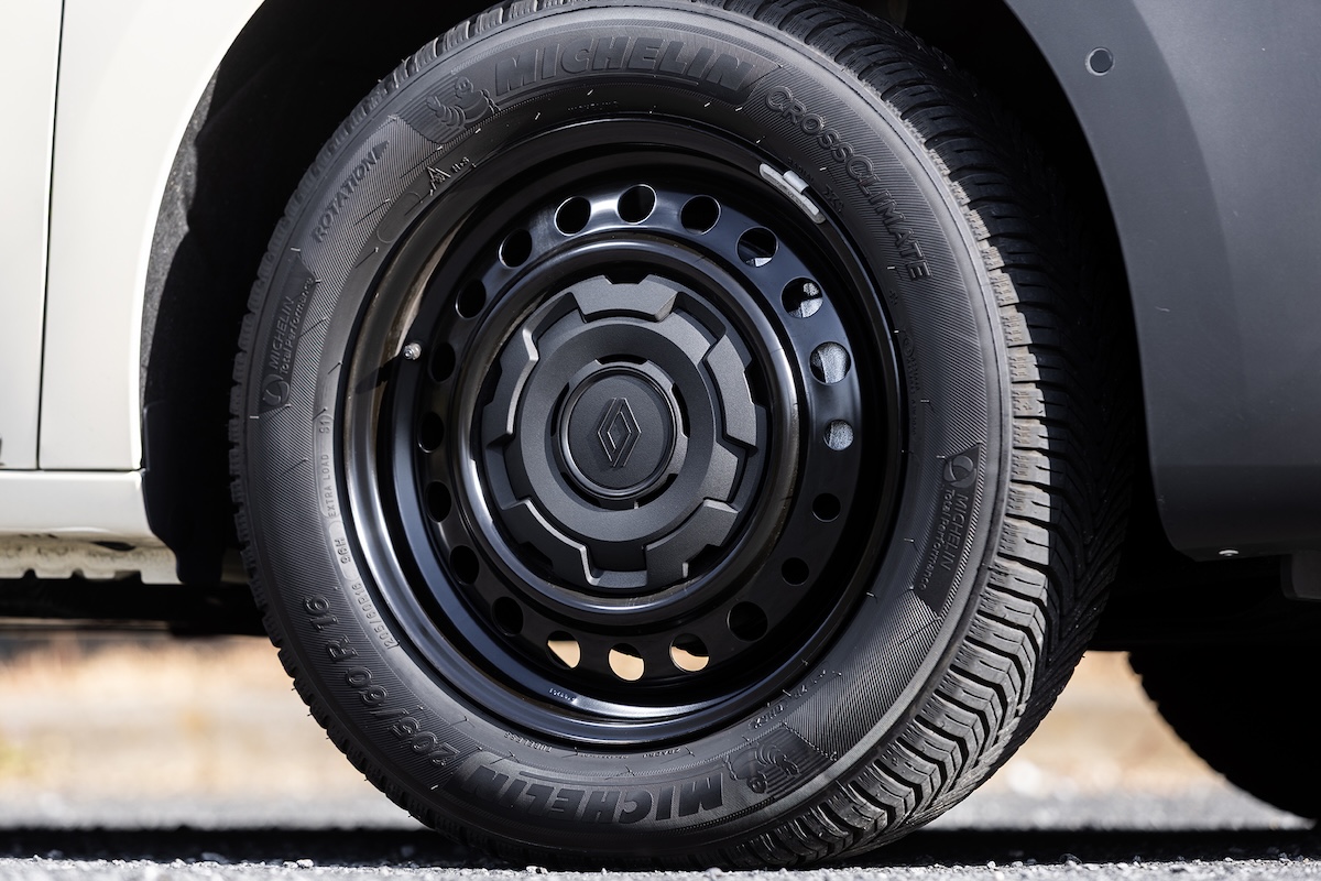 標準ボディのカングーは17インチのアロイ・ホイールが標準だがグランカングーは16インチのスチール・ホイール（センター・キャップはオプション）とミシュラン製のオールシーズン・タイヤ、クロスクライメートとの組み合わせとなる。