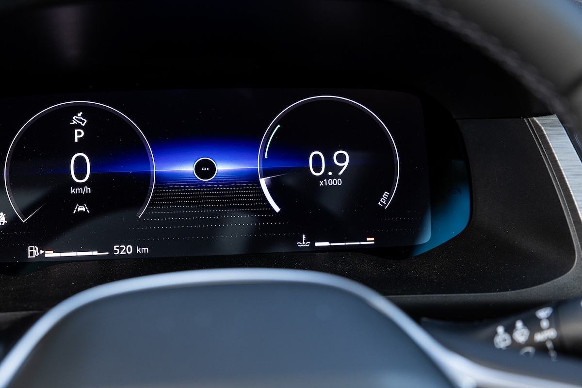 運転席正面の液晶内の表示。メーター周囲の円の縁に数字は現れず、針の動きと中央のデジタルの表示のみ。こうした必要最低限の機能などは、いかにもフランスの実用車らしい。