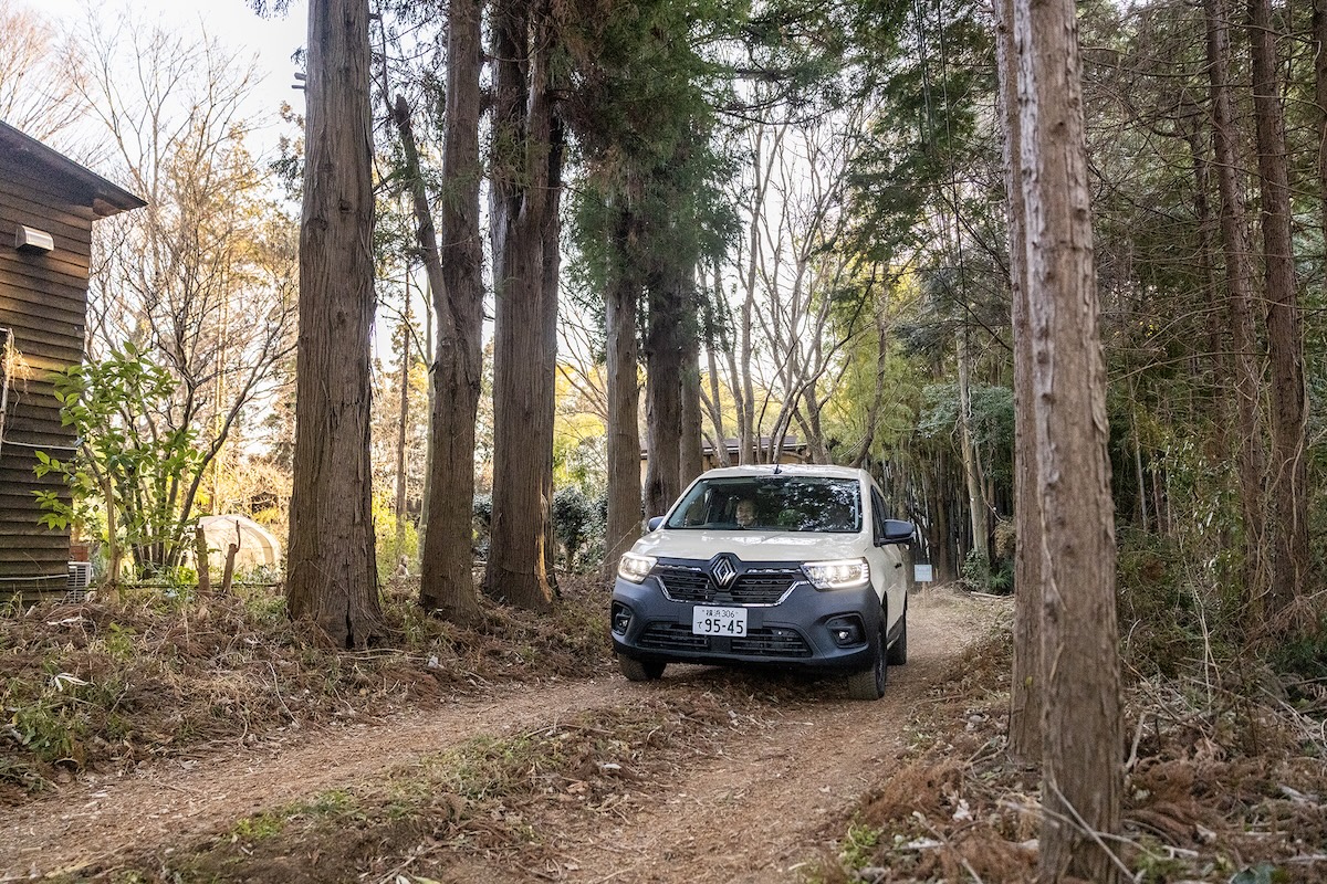 ルノー・グランカングーは雪道やぬかるみなどでもトラクションを調整するエクステンデッド・グリップを装備。