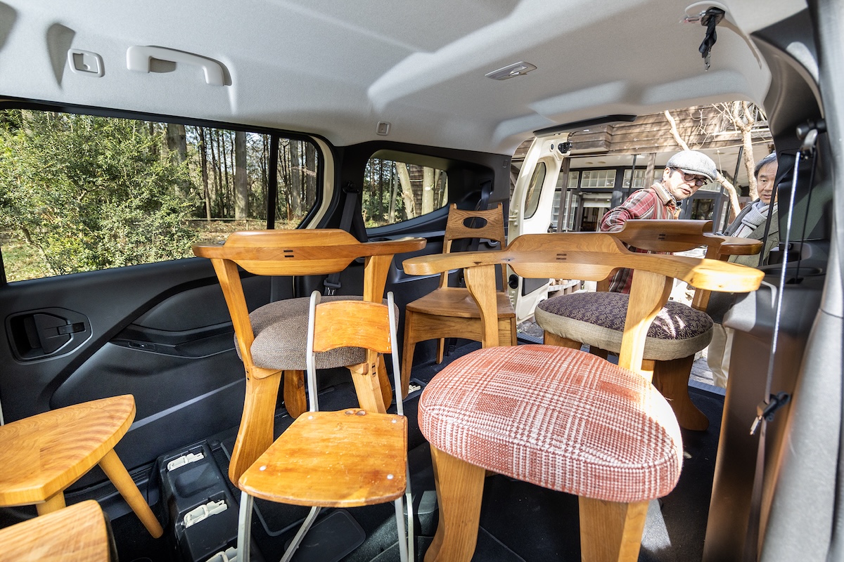 椎名さんと話しながら、7人家族を想定し、7脚の椅子を載せてみたところ。