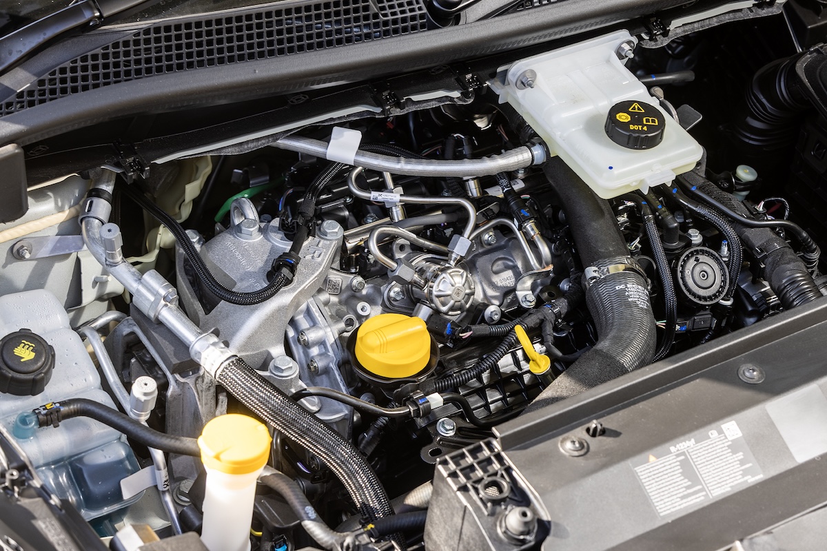 グランカングーは今のところ1.3リットルの直列4気筒ガソリン・ターボと2ペダルの7段デュアルクラッチ式自動MTの組み合わせのみ。