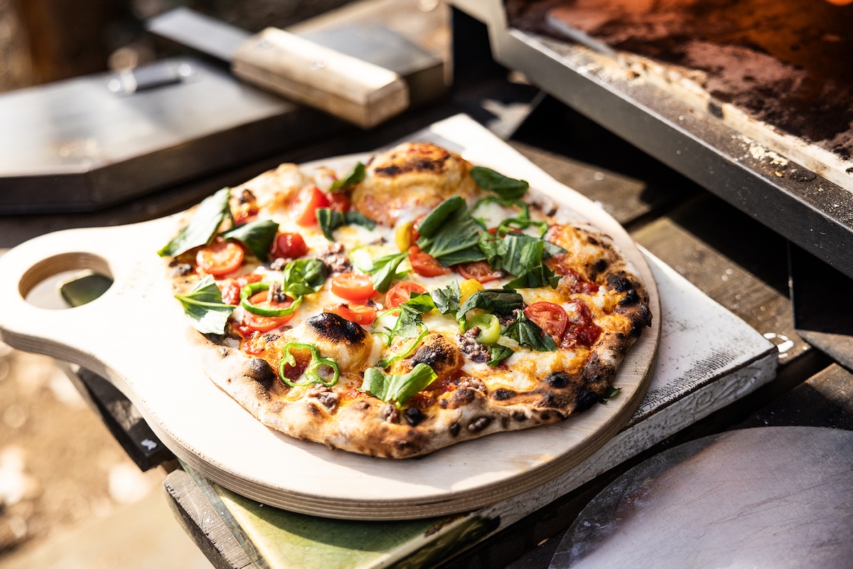 庭には暖炉やタープが。この日は手作りピザで昼食を。