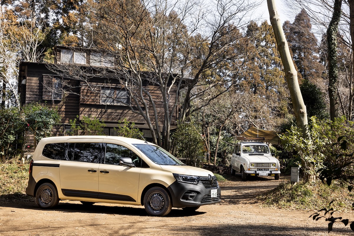 アトリエ前に並ぶ新旧ルノーたち。4（キャトル）の右奥にはいくつものテントも張れる広い庭が。