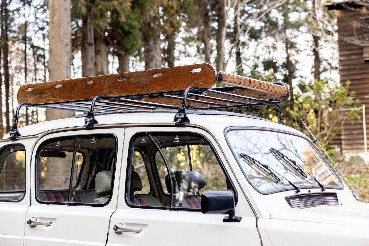 フロント・サイドの窓ガラスは前後にスライドさせ開閉する。