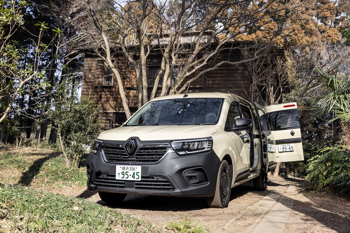 シイナケイジアトリエにて、代表の椎名啓二さんが手がけた椅子をグランカングーに載せてみる。