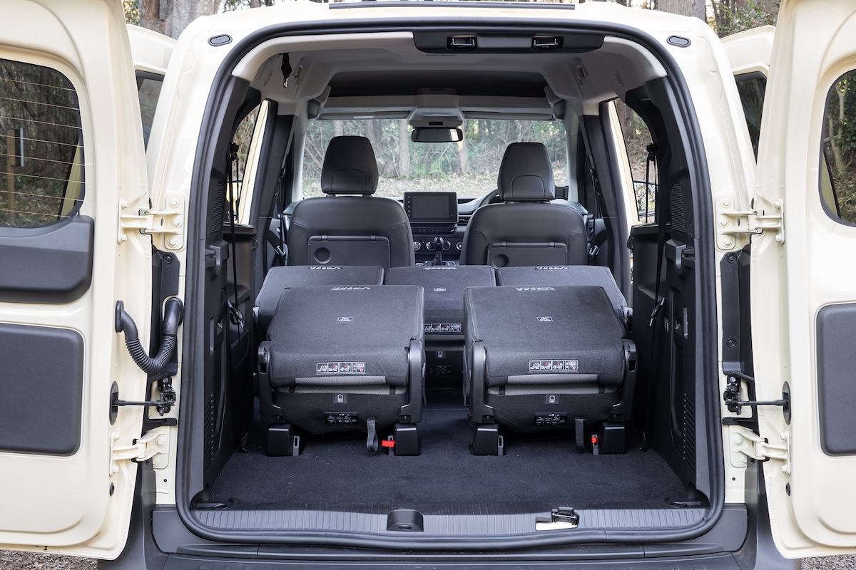 3列目シートと2列目シートを前側に倒した状態。