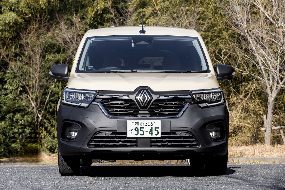 全高、全幅はそれぞれ1810mmと1860mmで5人乗りの標準ボディのカングーと共通。