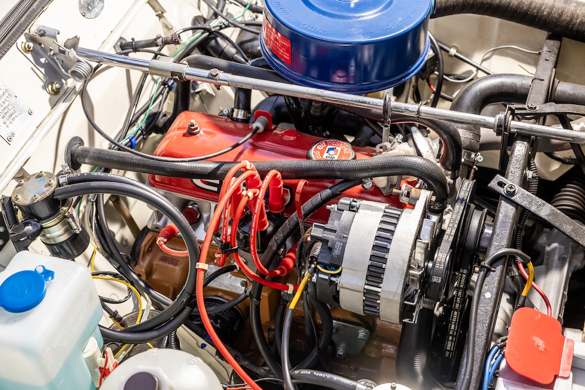 仏国旗のトリコロールをイメージさせる美しく仕上げられたエンジン・ルーム。