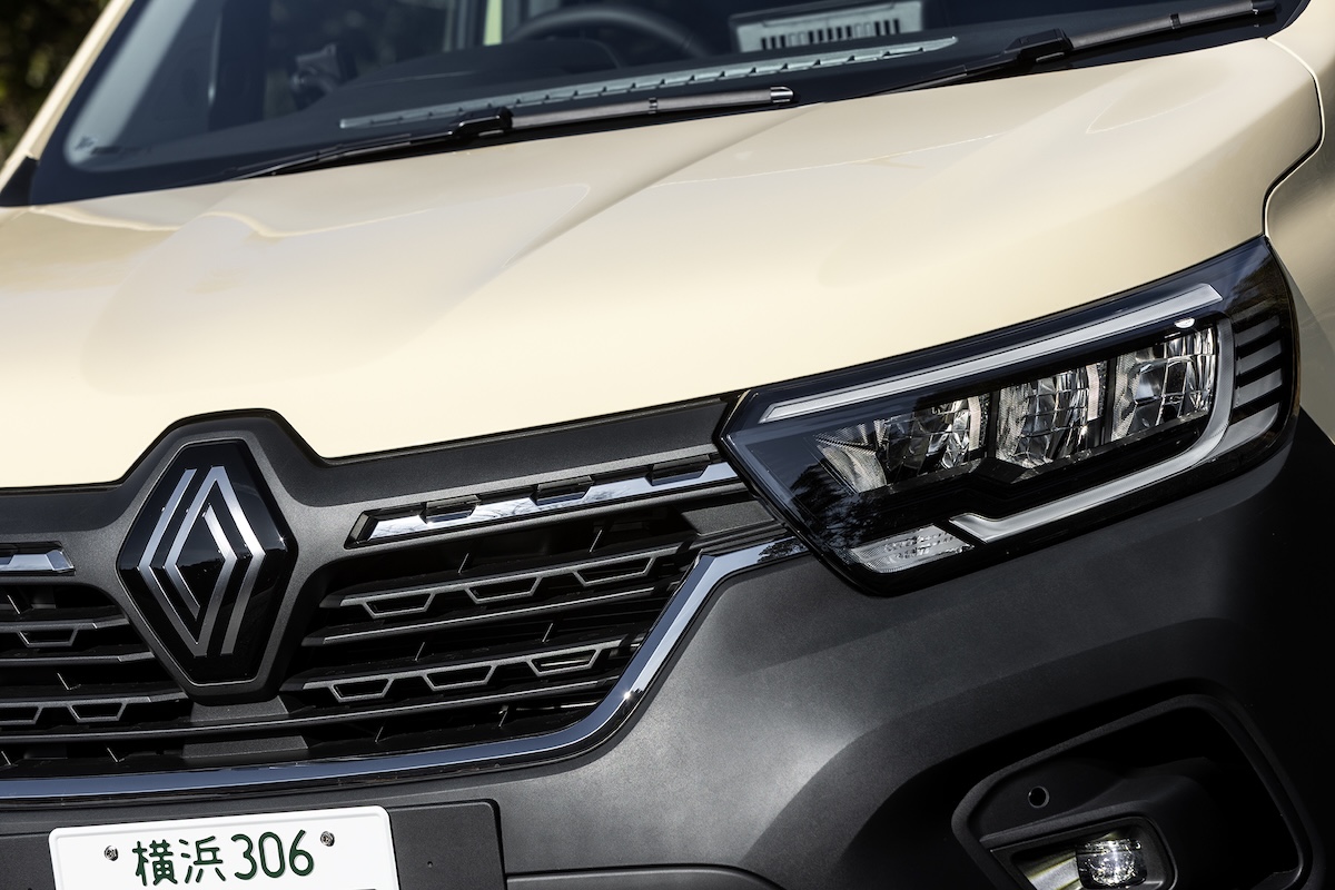 2025年夏のフェイスリフトでエンブレムなどが変更された。