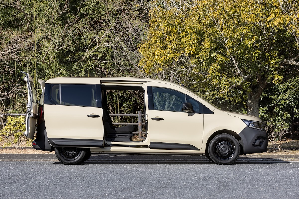 リアのダブルバック・ドアはヒンジのロックを外すことで180度近くまで開けることもできる。