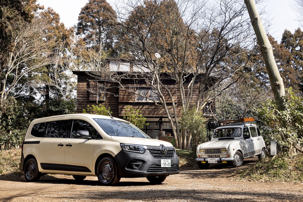 工房側からアトリエを望む。4（キャトル）の右手前側にはビニール屋根のガレージも。