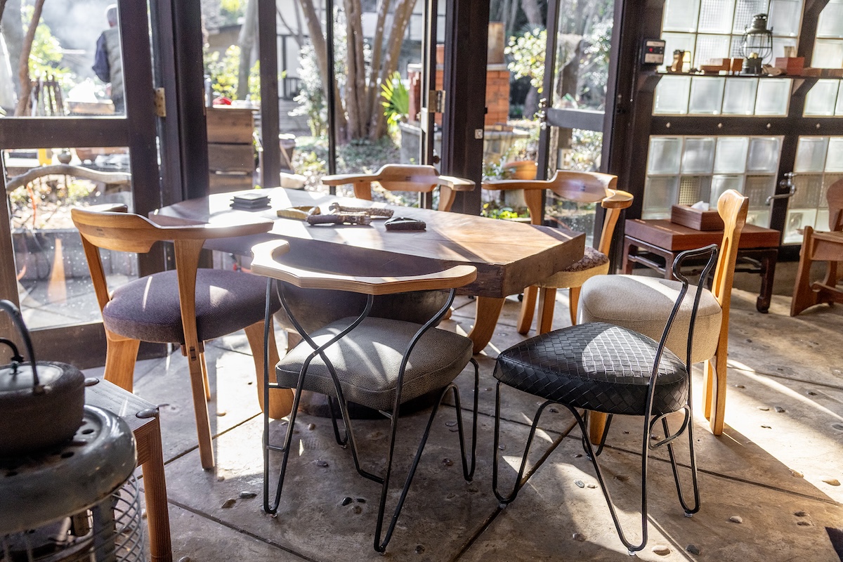 アトリエの入口横は打ち合わせスペースになっている。