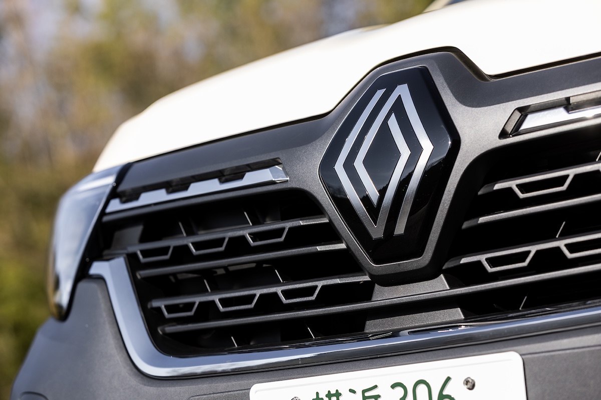 エンブレムやグリルおよびシルバーのモールはバンパーがボディ同色となる標準ボディのカングーと共通だ。