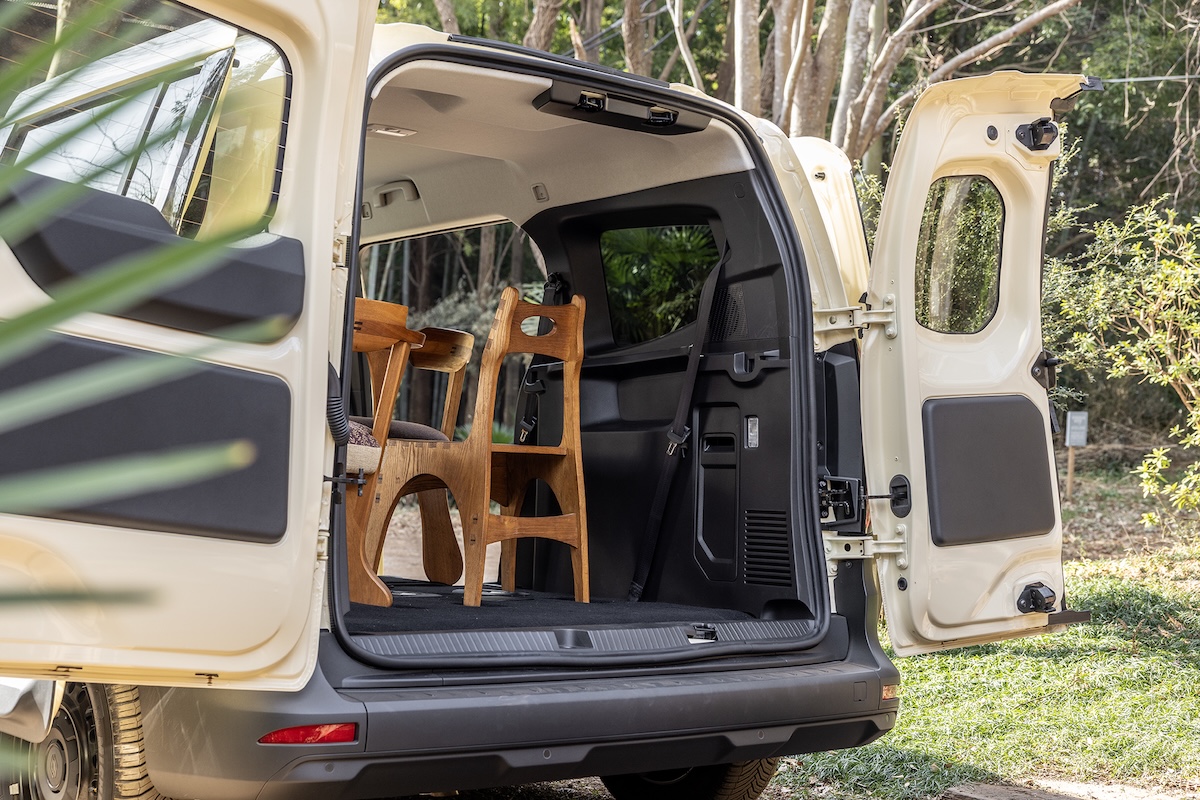 ダブルバック・ドアの固定ラッチを解除し開いたところ。