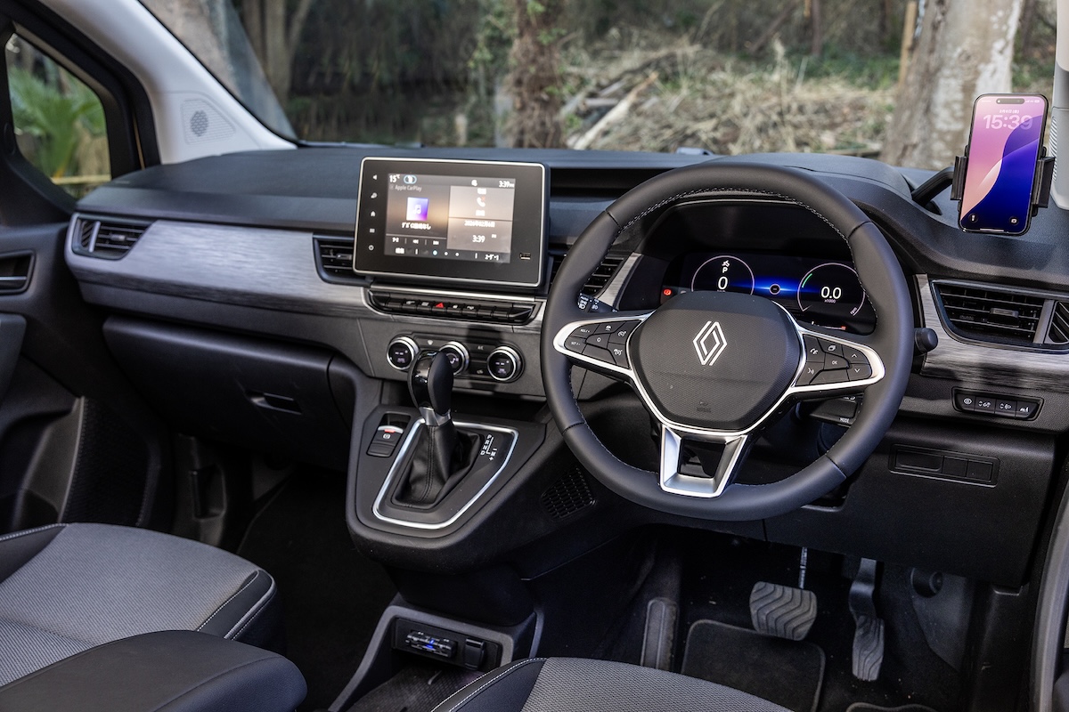 レザーのステアリング・ホイールや10インチのセンター・ディスプレイなど意匠はカングーもグランカングーも共通。