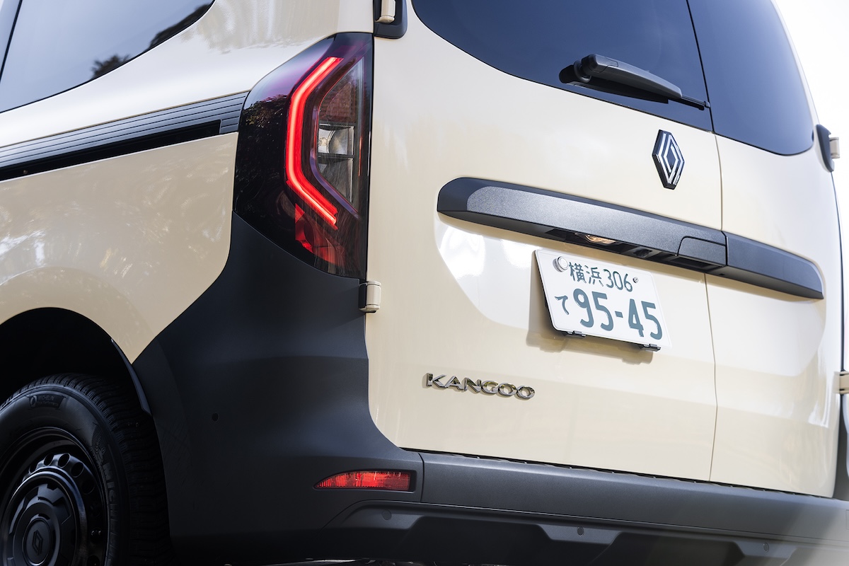 ナンバー・プレート上のオープナー・カバー部は標準ボディのカングーでもロング・ボディのグランカングーでも黒の樹脂に。