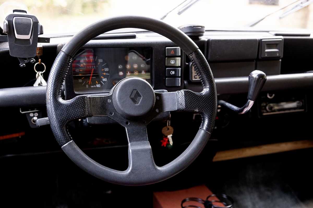 ルノー5（サンク）のレザー・ステアリングを装着。インストゥルメント・パネルから手前に飛び出しているのはシフト・ノブ。