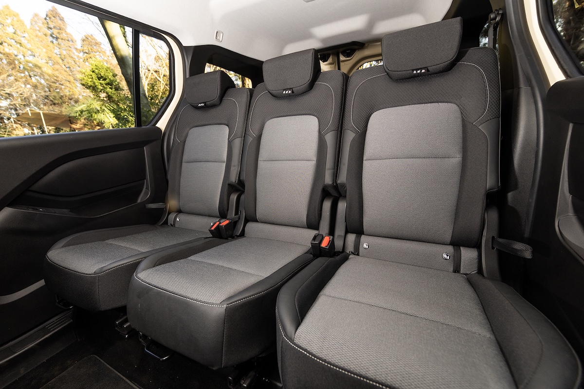 グランカングーの2列目シートは3座がすべて独立している。いっぽう カングーは一体（ただし6：4の分割可倒式）だ。