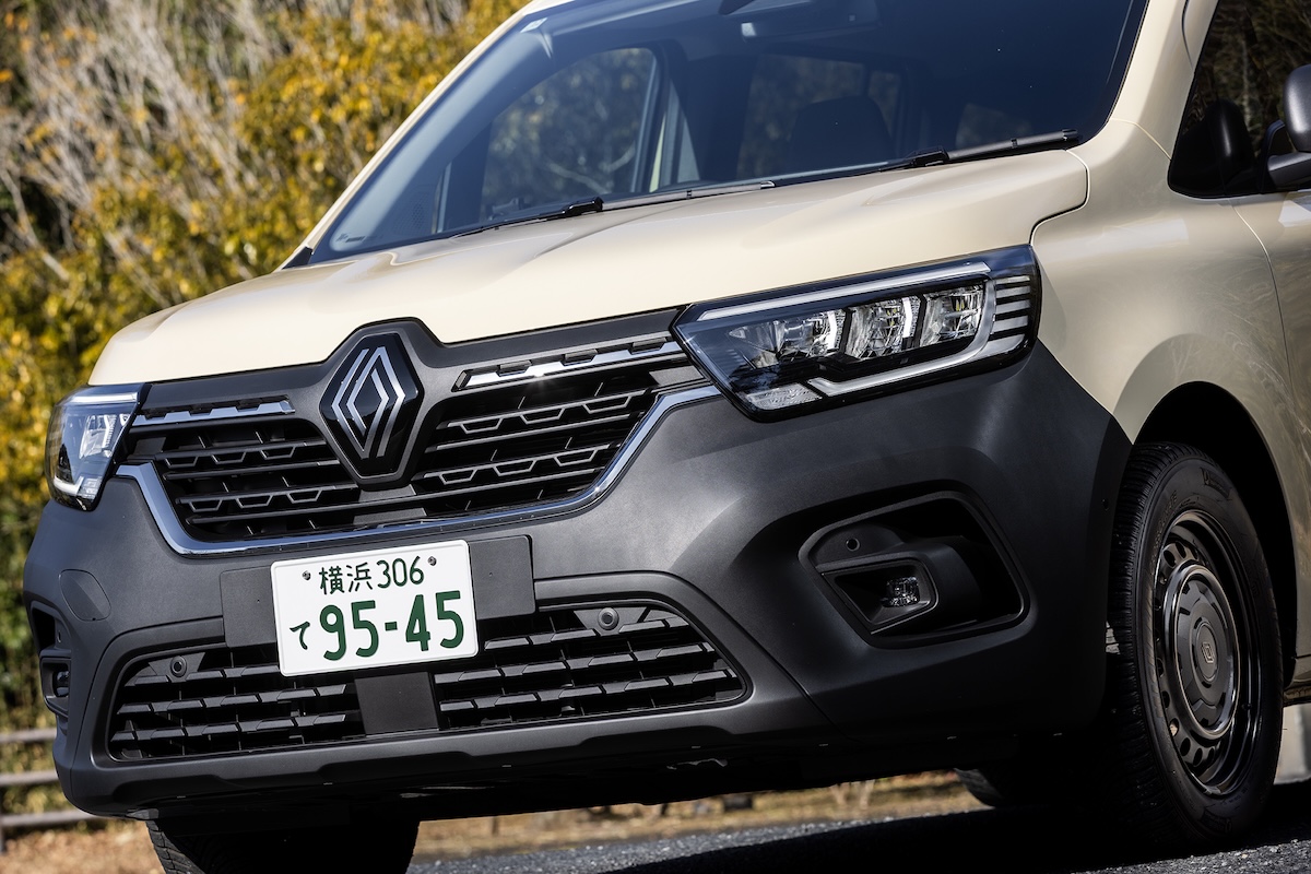 ルノー・グランカングーの前後バンパーは無塗装の樹脂タイプとなる。
