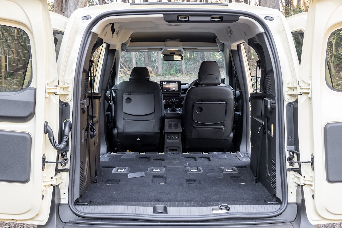 2列目、3列目シートをすべて外し、さらに助手席のバックレストを前側に倒したいわば最大積載モード。容量は3050リットルとなる。