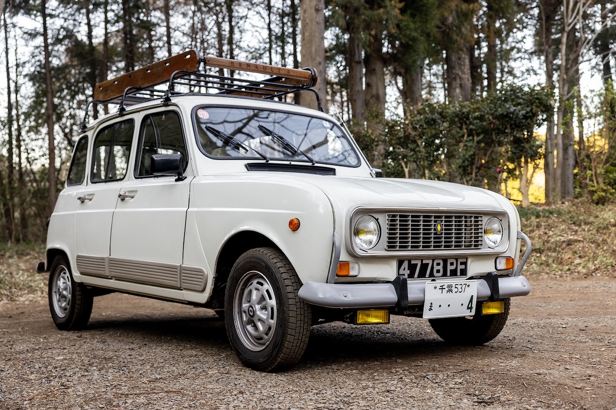 まるで純正のようにマッチしている周囲が木製となるルーフ・キャリア。“RENAULT 4”の文字が彫られているのが分かるだろうか。