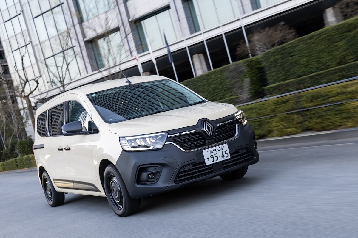 早朝の都心を行くルノー・グランカングー。標準ボディのカングーは1.3リットルの4気筒ガソリンと1.5リットルの4気筒ディーゼルを選択できるがグランカングーは前者のみとなる。