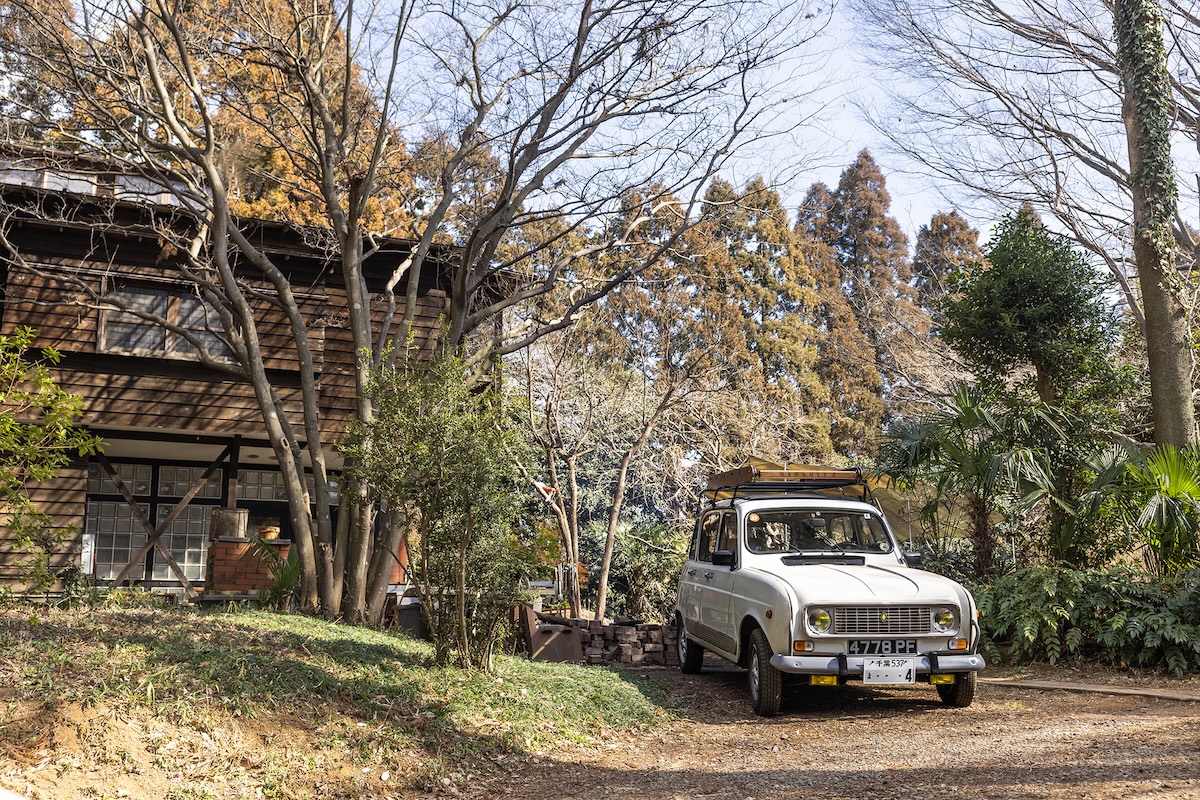 ガラスブロックの手前は屋外のキッチン・スペース。